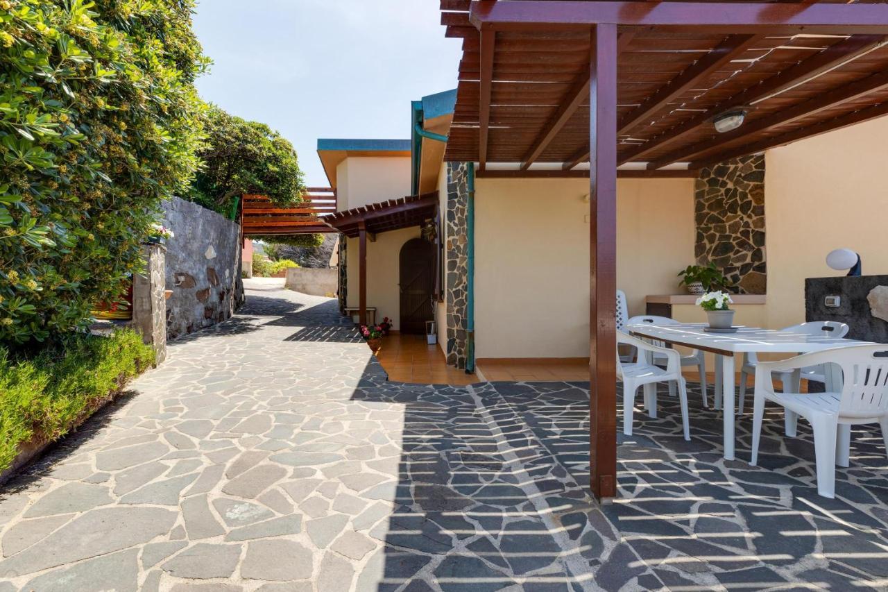Villa La Terrazza Sul Mare Magomadas Exterior foto